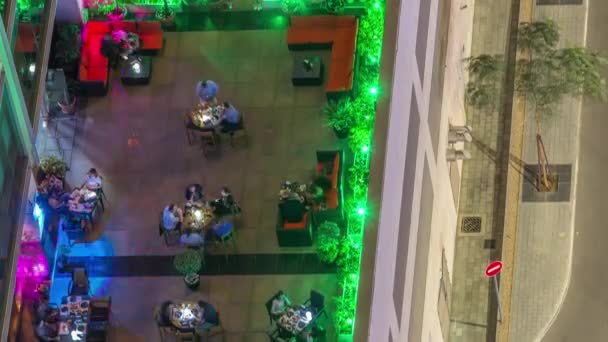 Terraza exterior con mesas y sillas en restaurante vista aérea noche timelapse — Vídeo de stock