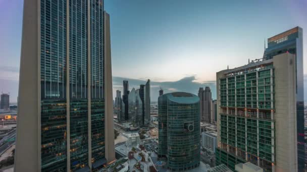 Dubaj mezinárodní finanční centrum mrakodrapy vzduch den na noc timelapse. — Stock video