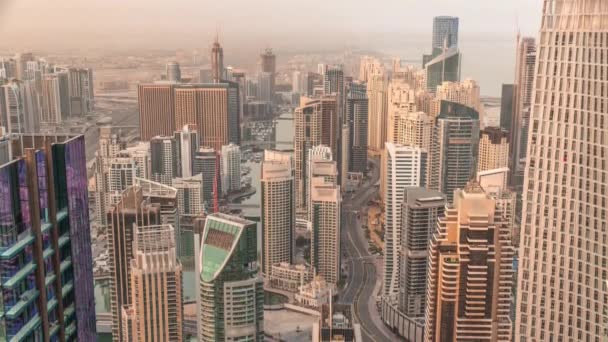 Vue panoramique Skyline de Dubai Marina montrant un canal artificiel entouré de gratte-ciel le long du littoral timelapse. DUBAI, EAU — Video