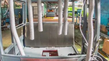 Konveyör montajı, traktörün gövdesini büyük endüstriyel fabrika zaman diliminde sahneledi