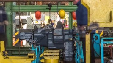 Traktör fabrikası timelapse fabrika üretim hattında traktör motoru monte