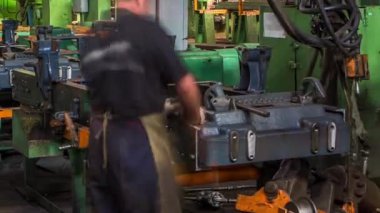 Konveyör montajı, traktörün gövdesini büyük endüstriyel fabrika zaman diliminde sahneledi