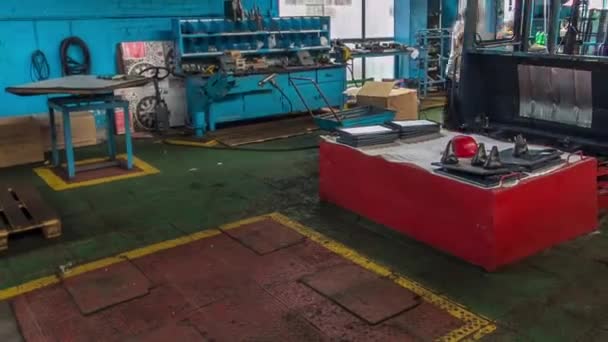 Fase di assemblaggio del trasportatore il corpo del trattore a timelapse grande fabbrica industriale — Video Stock