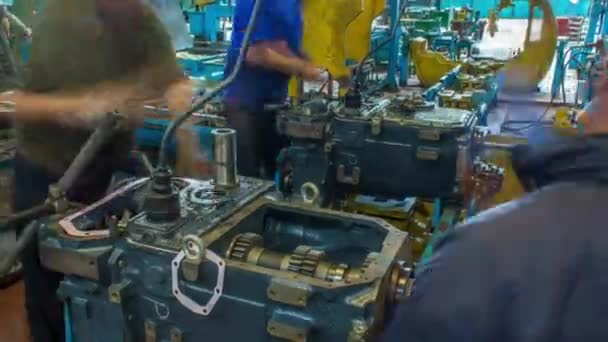 Motor trator montado na linha de produção de fábrica na fábrica trator timelapse — Vídeo de Stock