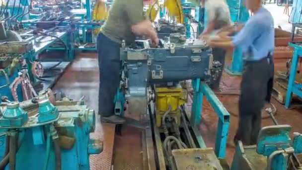 Moteur tracteur assemblé sur la ligne de production d'usine sur Timelapse usine tracteur — Video