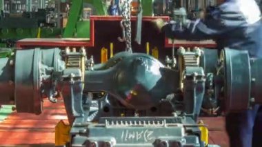 Konveyör montajı, traktörün gövdesini büyük endüstriyel fabrika zaman diliminde sahneledi