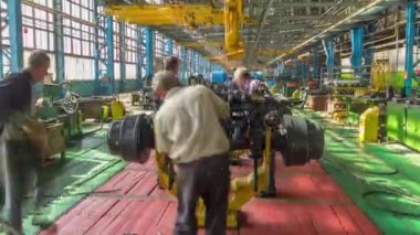Konveyör montajı, traktörün gövdesini büyük endüstriyel fabrika zaman diliminde sahneledi