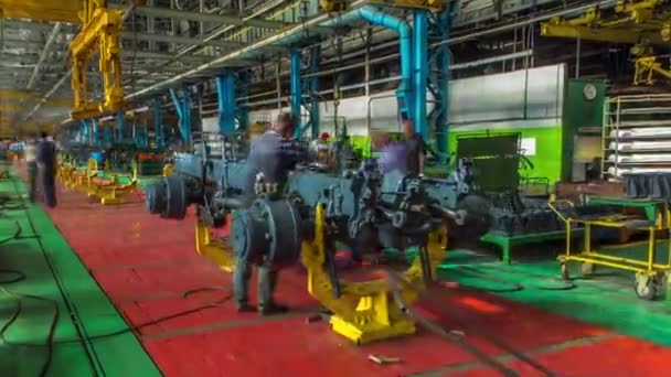 Przenośnik etap montażu nadwozia ciągnika w dużej fabryce przemysłowej timelapse — Wideo stockowe
