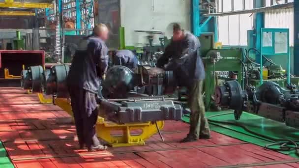 Fase de montagem do transportador o corpo do trator na grande fábrica industrial timelapse — Vídeo de Stock