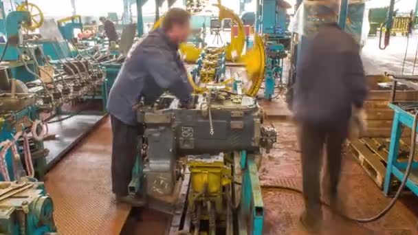 Motore del trattore montato sulla linea di produzione della fabbrica sul timelapse della fabbrica del trattore — Video Stock