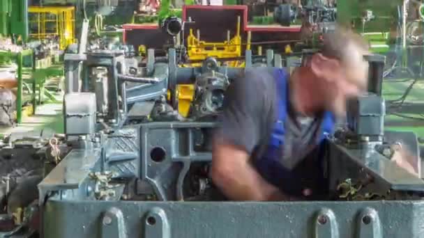 Dopravníkové montážní fáze karoserie traktoru ve velkých průmyslových továrnách — Stock video