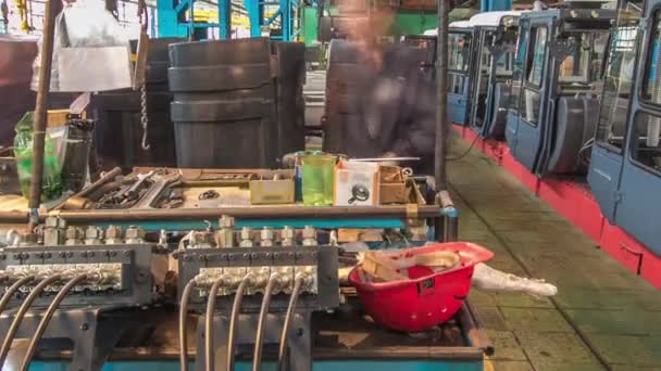 Fase de montagem do transportador o corpo do trator na grande fábrica industrial timelapse — Vídeo de Stock