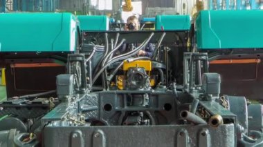 Konveyör montajı, traktörün gövdesini büyük endüstriyel fabrika zaman diliminde sahneledi