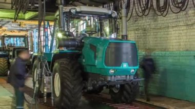 Konveyör montajı, traktörün gövdesini büyük endüstriyel fabrika zaman diliminde sahneledi