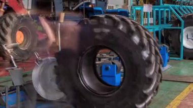 Profesyonel mekanik yükleme lastik tamir servis tekerlek traktör fabrikası timelapse üzerinde üzerinde.