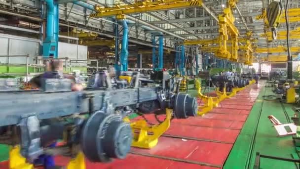 Etapa de montaje del transportador el cuerpo del tractor en el timelapse industrial grande de la fábrica — Vídeos de Stock