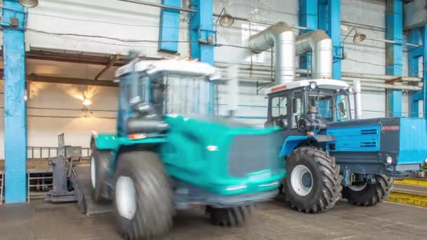 Transportband församlingen slutskedet av traktor på fabriken timelapse — Stockvideo