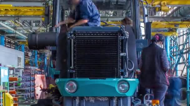 大規模な工業工場のタイムラプスでトラクターのボディをコンベアアセンブリステージ — ストック動画