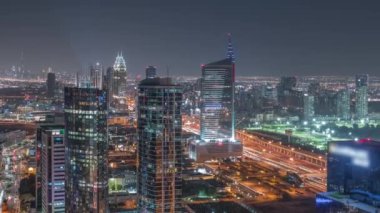 Medya şehri ve Al Barsha Tepeleri 'nin hava görüntüsü Dubai marinasından gece saat dilimi.