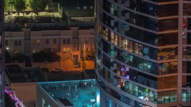 Dubai İnternet Şehir Gölü ve Binaları 'nın hava görüntüsü gece zaman ayarlı