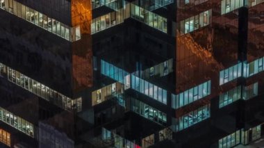 Ofisteki pencereler gecenin geç saatlerinde dış mekânda ve iç mekânda ışık var.