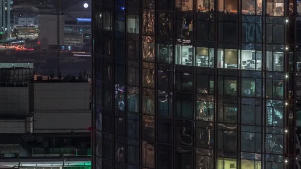 Вид с воздуха на озеро Дубай Интернет-Сити и здания ночью Timelapse — стоковое видео