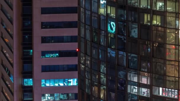 Ramen in kantoorgebouw exterieur in de late nacht met interieur verlichting op timelapse — Stockvideo