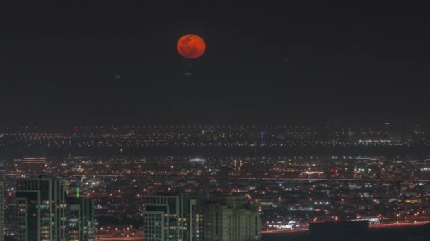 Księżyc wschodzący nad zielenią i al barsha wysokość obszaru powiatu noc timelapse z Dubai Marina. — Wideo stockowe