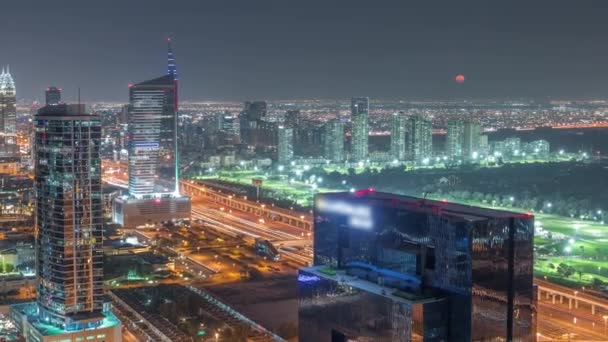 Luna sorgere sulla città dei media e al Barsha altezze quartiere zona notte timelapse dal porto turistico di Dubai. — Video Stock