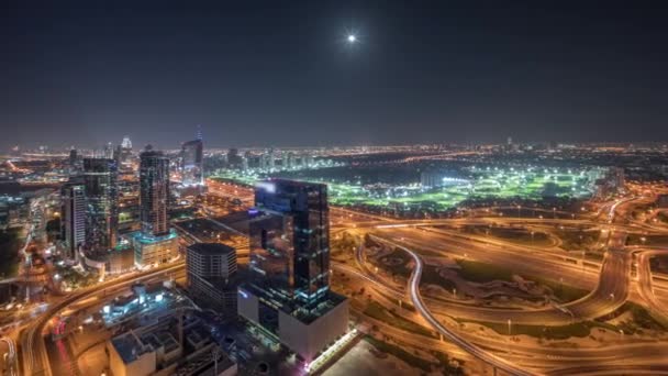 Panorama ukazující dubajský přístav a mrakodrapy JLT podél šejku Zayed Road letecké noci. — Stock video