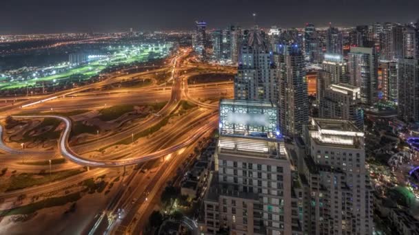 Πανόραμα δείχνει το Ντουμπάι μαρίνα και JLT ουρανοξύστες μαζί Sheikh Zayed Road εναέρια νύχτα timelapse. — Αρχείο Βίντεο