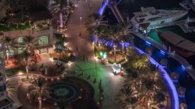 Dubai Marina Rıhtımı. Hava sahasında gece uçuşu zamanı, Dubai, BAE.