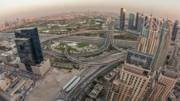 Dubai marina e grattacieli JLT lungo Sheikh Zayed Road aerea giorno a notte timelapse. — Video Stock