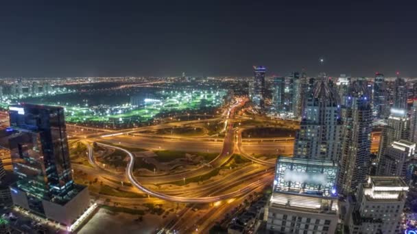 Carrefour autoroutier énorme entre le quartier JLT et Dubai Marina timelapse de nuit. — Video