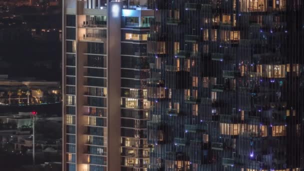 深夜の建物の外観の窓にタイムラプスのインテリアライト — ストック動画