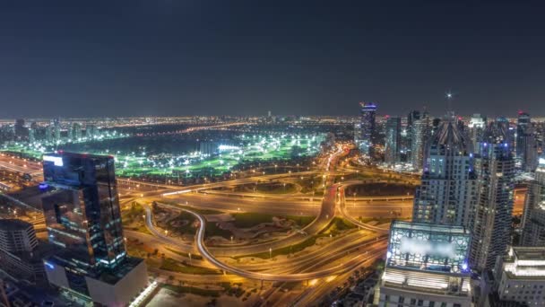 Obrovský dálniční křižovatka mezi čtvrtí JLT a Dubai Marina celou noc timelapse. — Stock video
