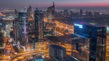Medya şehrinin ve Al Barsha tepelerinin hava görüntüsü Dubai marinasından gece gündüz..