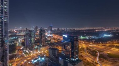 Dubai marinasından tüm gece boyunca medya şehri ve Al Barsha Tepeleri 'nin hava görüntüsü..
