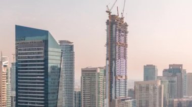 Kanal çevresindeki Dubai marina gökdelenlerinin hava görüntüsü.