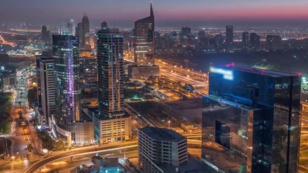 Veduta aerea della città dei media e delle alture di Al Barsha zona quartiere notte al giorno timelapse da Dubai marina. — Video Stock