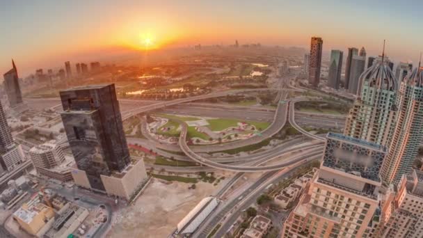 Сонячний підйом над Дубай Мариною і JLT хмарочосами уздовж Шейх Заєд Роуд повітряний таймелапсис. — стокове відео