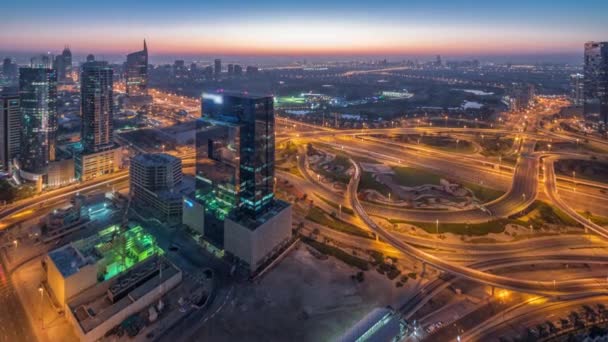 Letecký pohled na město médií a al barsha výšin okresní oblasti noc na den timelapse z přístavu v Dubaji. — Stock video