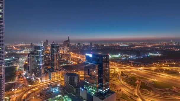 Widok z lotu ptaka miasta mediów i dzielnicy Al Barsha wysokościach noc po dniu timelapse z Dubai Marina. — Wideo stockowe