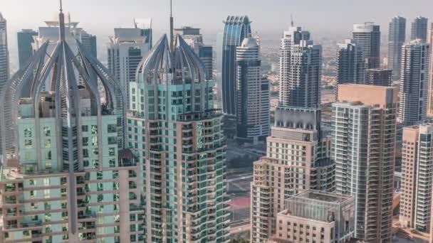 Dubai marina és JLT felhőkarcolók a Sheikh Zayed Road légi időzóna mentén. — Stock videók
