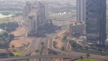 JLT ve Dubai Marina arasındaki büyük otoyol kavşağı Sheikh Zayed Yolu hava aracı ile kesişiyor..