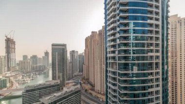 Panorama, JBR ve Dubai Marina 'ya genel bakış gösteriyor. Gökdelenler gökdelenler, deniz kenarında yaşayan daireler, hava zaman çizelgesi.