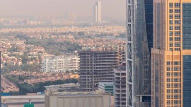 Dubai 'de hafif araçlar için araba parkı ve yol trafiği. Lüks konut bölgesi hava manzaralı zaman aralığı.