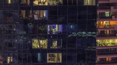 Modern ofisteki pencere ışıkları ve konut binaları geceleri zaman ayarlı