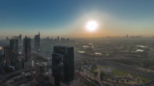 Soluppgång över mediastaden och al barsha höjder distrikt område natt till dag timelapse från Dubai marina. — Stockvideo