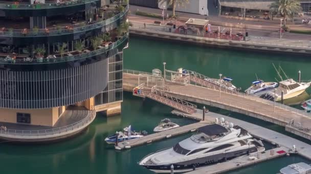 Dubai marina strandpromenad och byggnad med olika restauranger på varje våning antenn timelapse. — Stockvideo